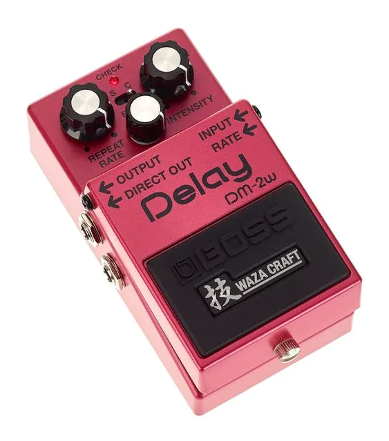 Boss DM-2W Delay, footswitch in primo piano