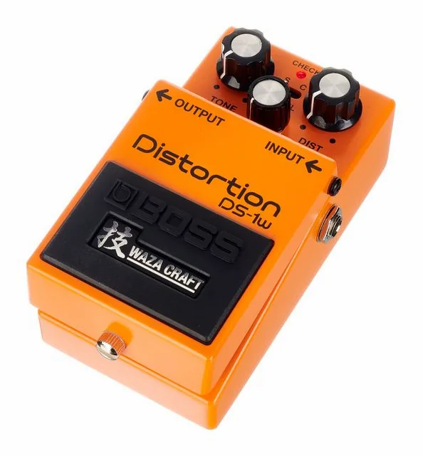 Boss DS-1w Distortion, footswitch in primo piano