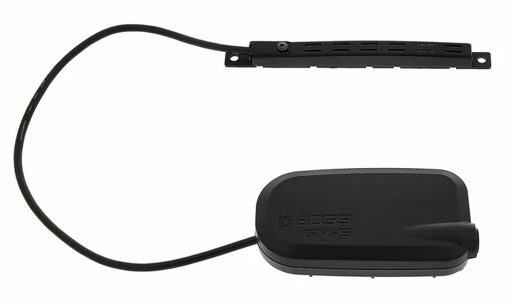 Boss GK-5 Guitar Synth Pickup, footswitch in primo piano