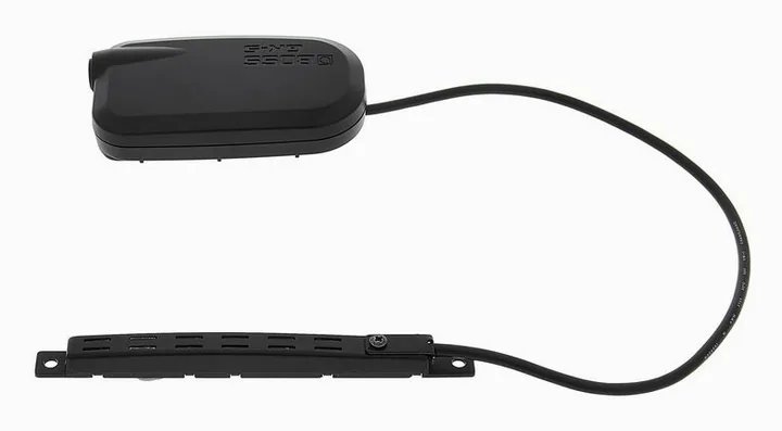 Boss GK-5 Guitar Synth Pickup, footswitch in primo piano