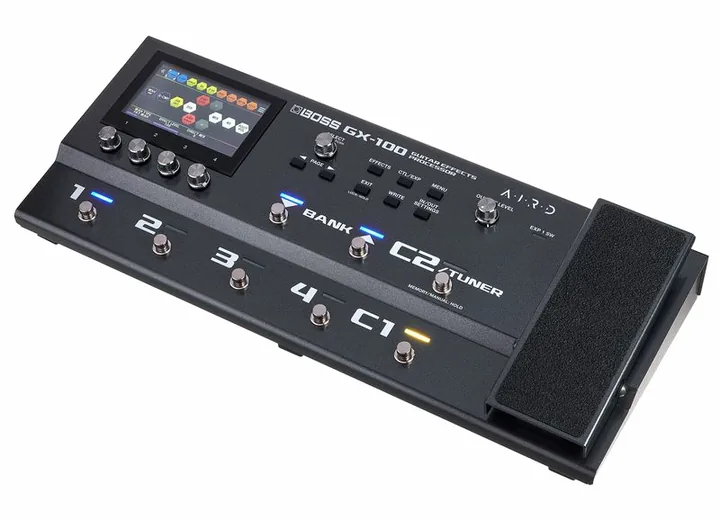 Boss GX-100 inquadrato di fronte su sfondo neutro