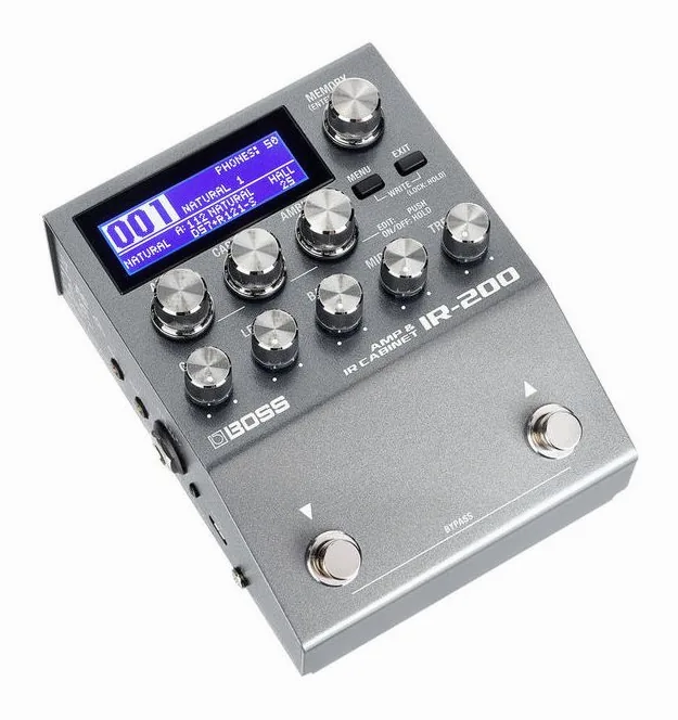 Boss IR-200 Amp & IR Cabinet, footswitch in primo piano