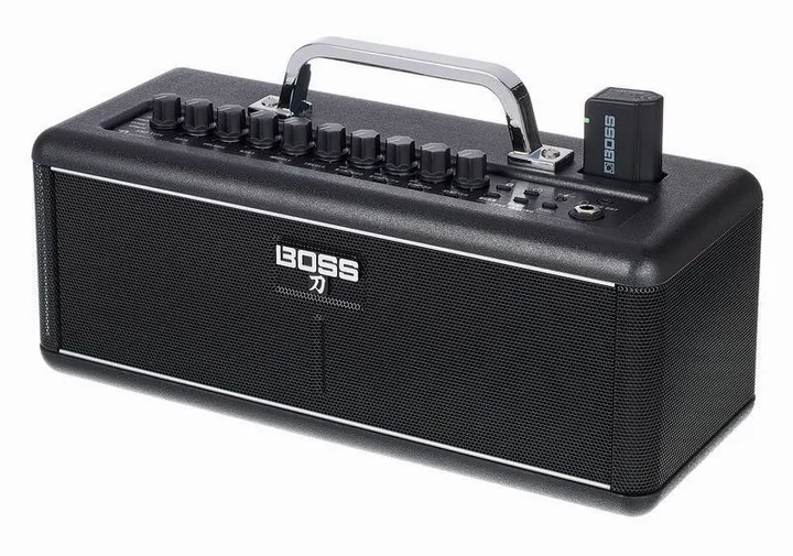 Boss Katana Air inquadrato di fronte su sfondo neutro