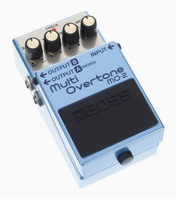 Boss MO-2 Multi Overtone, footswitch in primo piano