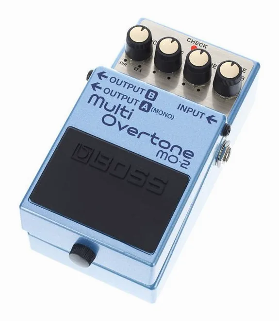 Boss MO-2 Multi Overtone inquadrato di fronte su sfondo neutro
