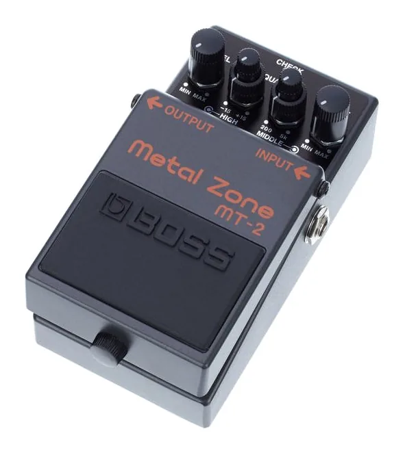 Boss MT-2 Metal Zone Distortion inquadrato di fronte su sfondo neutro