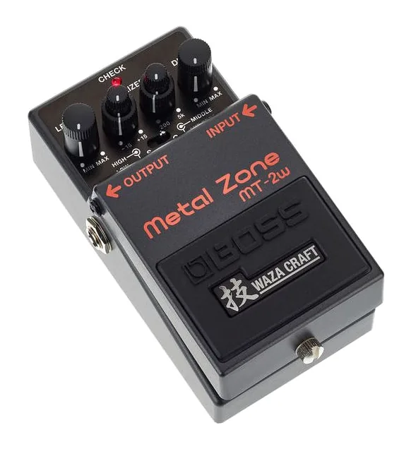 Boss MT-2W Metal Zone, footswitch in primo piano
