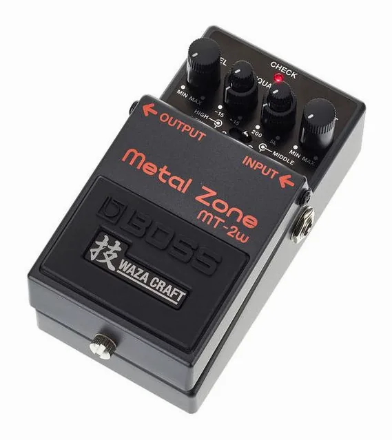 Boss MT-2W Metal Zone inquadrato di fronte su sfondo neutro