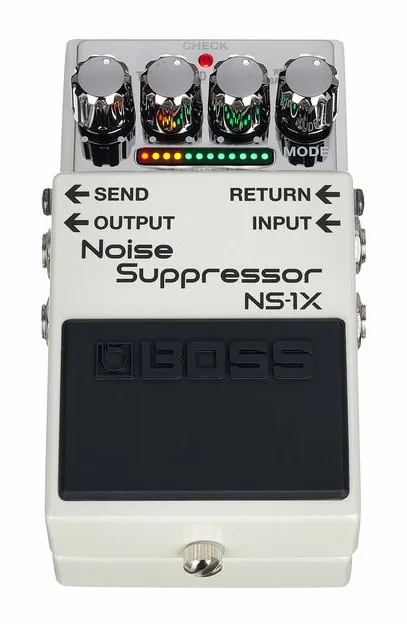 Boss NS-1X Noise Suppressor, footswitch in primo piano