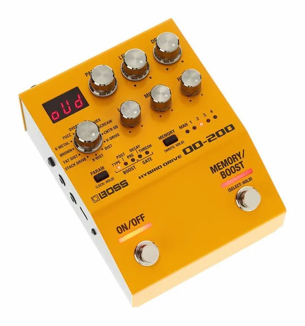 Boss OD-200 Hybrid Overdrive, footswitch in primo piano