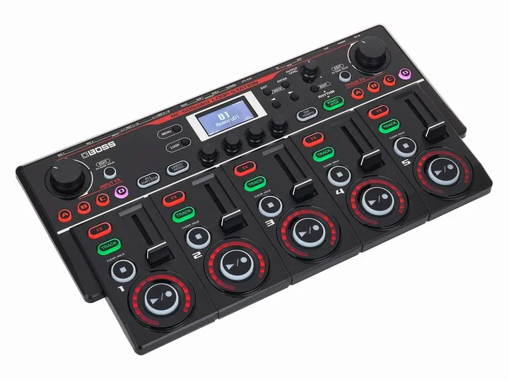Boss RC-505 MKII, footswitch in primo piano
