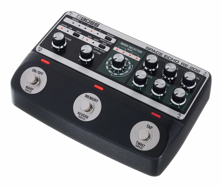 Boss RE-202 Space Echo Delay/Reverb, footswitch in primo piano