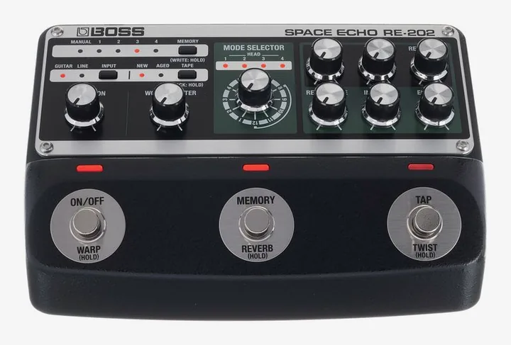 Boss RE-202 Space Echo Delay/Reverb, footswitch in primo piano