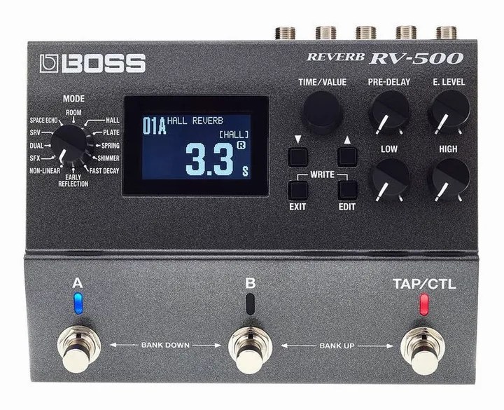 Boss RV-500 Reverb, footswitch in primo piano