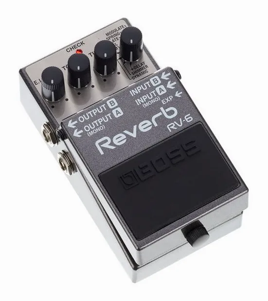 Boss RV-6, footswitch in primo piano