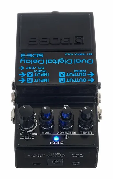 Boss SDE-3 Delay, footswitch in primo piano