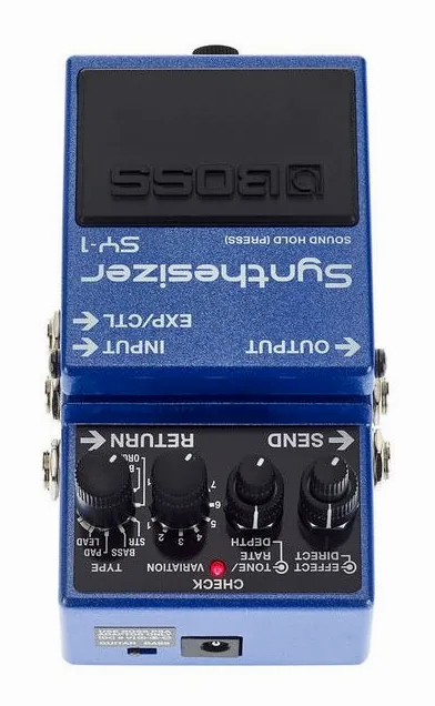 Boss SY-1 Synthesizer, footswitch in primo piano