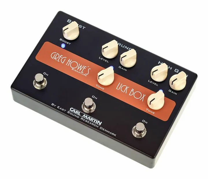 Carl Martin Lick Box Signature Greg Howe fotografato frontalmente