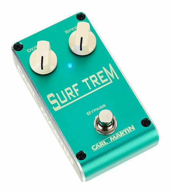 Carl Martin Surf Trem 2018, footswitch in primo piano