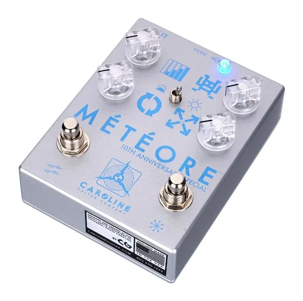 Caroline Guitar Company Météore Lo-Fi Reverb 10th Anni inquadrato di fronte su sfondo neutro