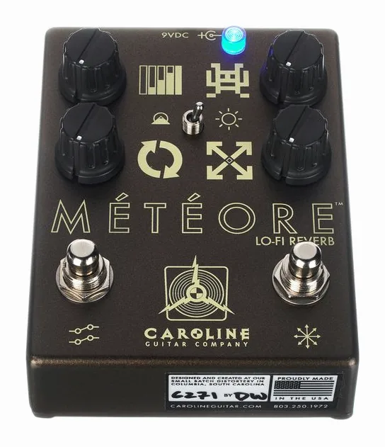 Caroline Guitar Company Météore Lo-Fi Reverb, footswitch in primo piano