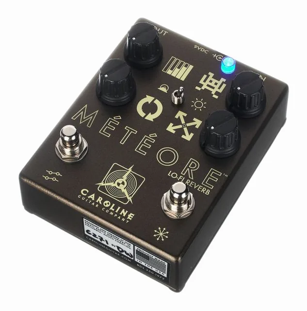 Caroline Guitar Company Météore Lo-Fi Reverb inquadrato di fronte su sfondo neutro