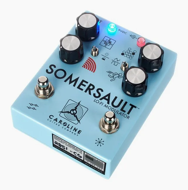 Caroline Guitar Company Somersault Lo-Fi Modulator inquadrato di fronte su sfondo neutro