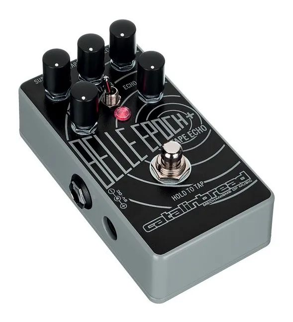 Catalinbread Belle Epoch+ Tape Echo, footswitch in primo piano