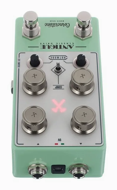 Cornerstone Antique V3 Overdrive, footswitch in primo piano