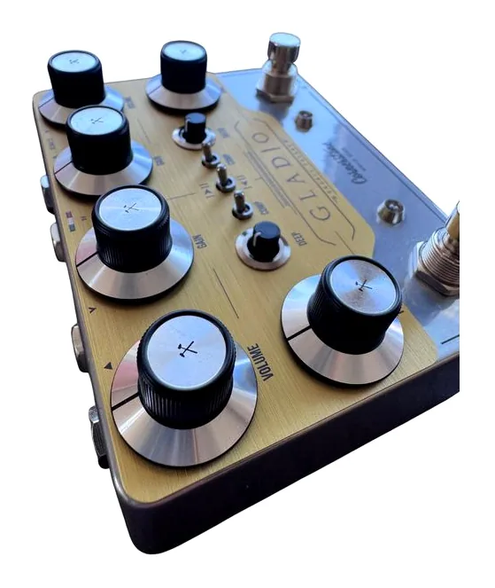 Cornerstone Gladio MKIII Double Preamp LTD, footswitch in primo piano