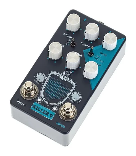Crazy Tube Circuits Killer V Pre Amp/Vibrato inquadrato di fronte su sfondo neutro