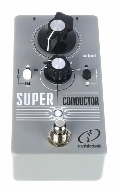 Crazy Tube Circuits Super Conductor - Boost, footswitch in primo piano