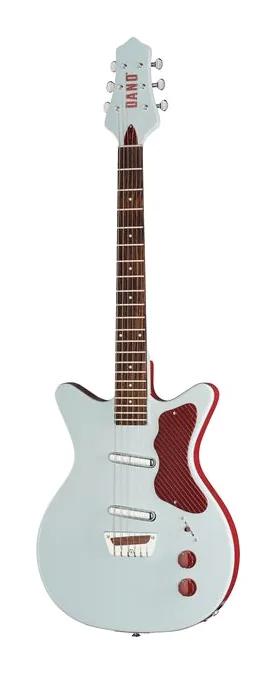 Danelectro Dan O. Cool Aqua inquadrato di fronte su sfondo neutro