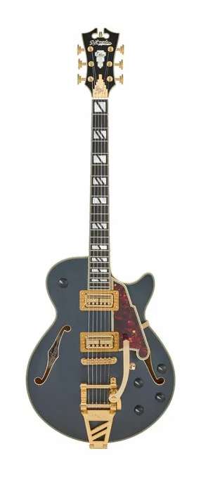 DAngelico Deluxe Bobby Weir 3 MS inquadrato di fronte su sfondo neutro