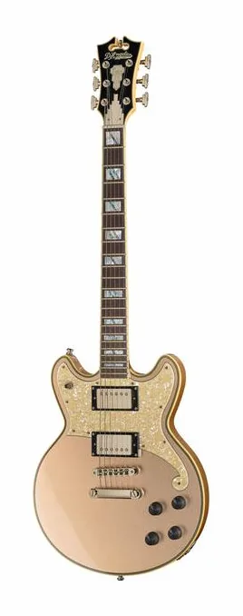 DAngelico Deluxe Brighton Desert Gold inquadrato di fronte su sfondo neutro