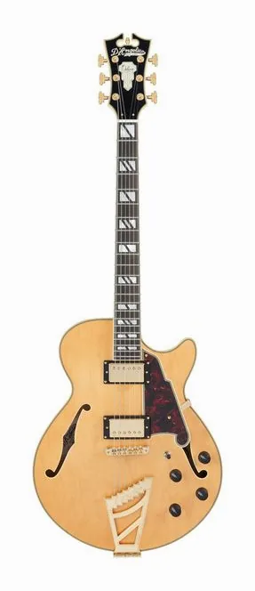 DAngelico Deluxe SS Satin Honey inquadrato di fronte su sfondo neutro
