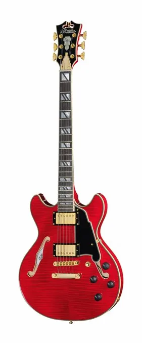 DAngelico Excel Mini DC Trans Cherry 25 inquadrato di fronte su sfondo neutro