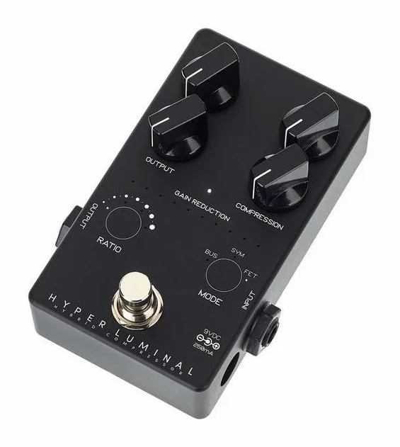 Darkglass Hyper Luminal Comp. LTD BK inquadrato di fronte su sfondo neutro
