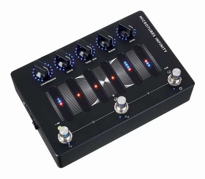 Darkglass Microtubes Infinity inquadrato di fronte su sfondo neutro
