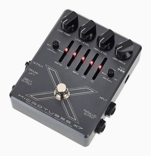 Darkglass Microtubes X7 in primo piano frontale