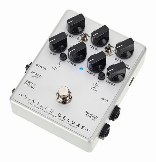 Darkglass Vintage Deluxe v3 inquadrato di fronte su sfondo neutro
