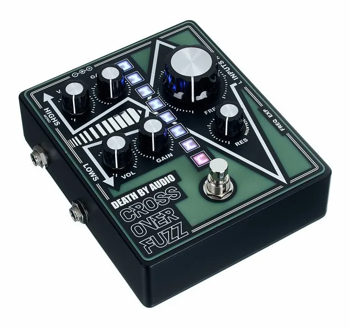 Death by Audio Crossover Fuzz, footswitch in primo piano