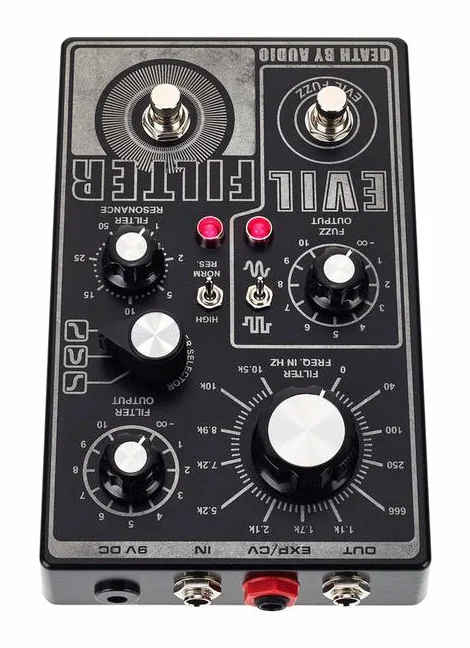 Death by Audio Evil Filter - Fuzz Filter, footswitch in primo piano