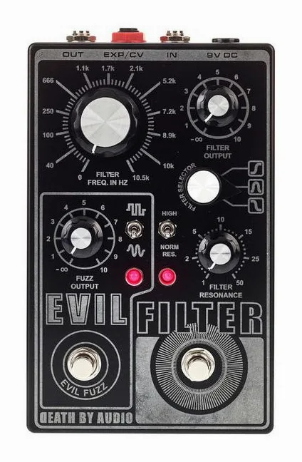 Death by Audio Evil Filter - Fuzz Filter, footswitch in primo piano