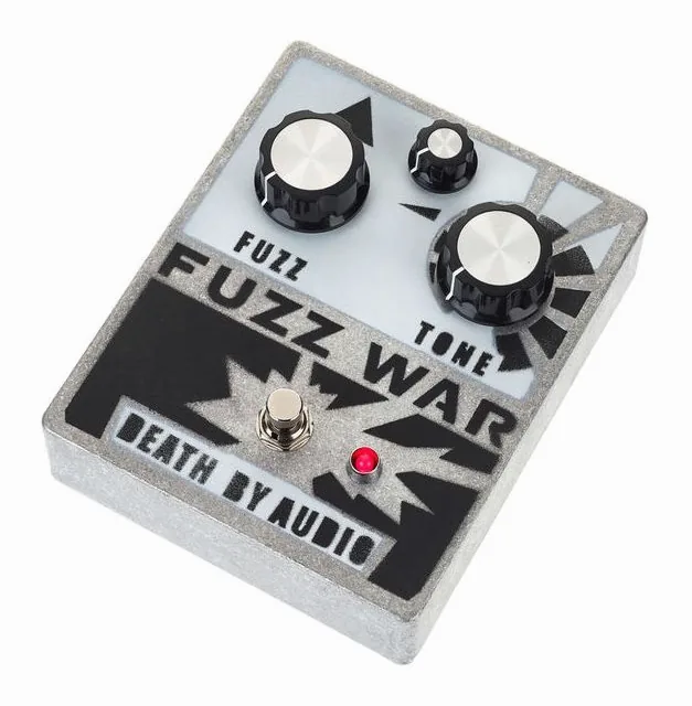 Death by Audio Fuzz War visto di fronte