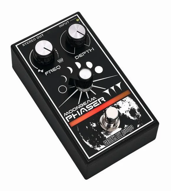 Death by Audio Moonbeam Phaser, footswitch in primo piano