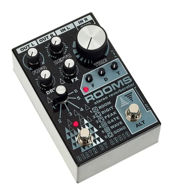 Death by Audio Rooms Stereo Reverberator, footswitch in primo piano