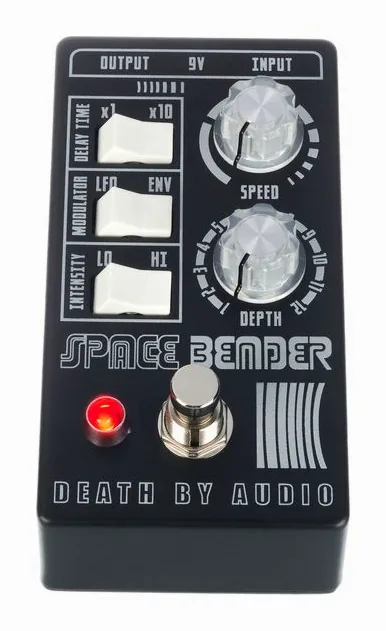Death by Audio Space Bender Chorus/Module., ingressi e uscite laterali