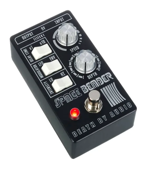 Death by Audio Space Bender Chorus/Module., footswitch in primo piano