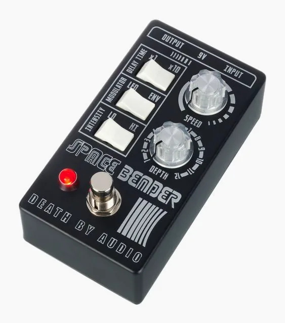 Death by Audio Space Bender Chorus/Module. inquadrato di fronte su sfondo neutro